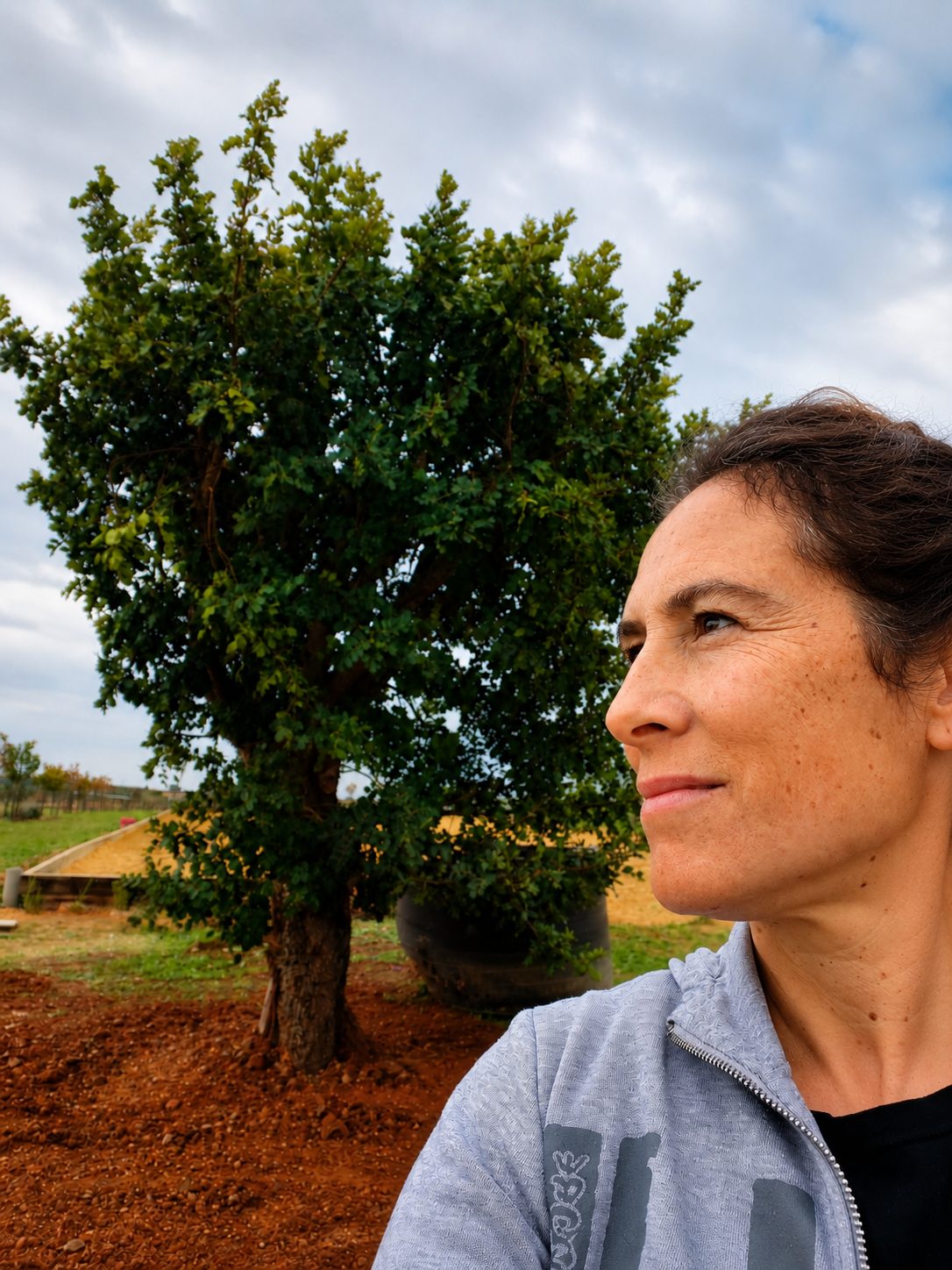 Beatriz De Haro, fundadora de Verde Consciente, junto a un árbol recién plantado