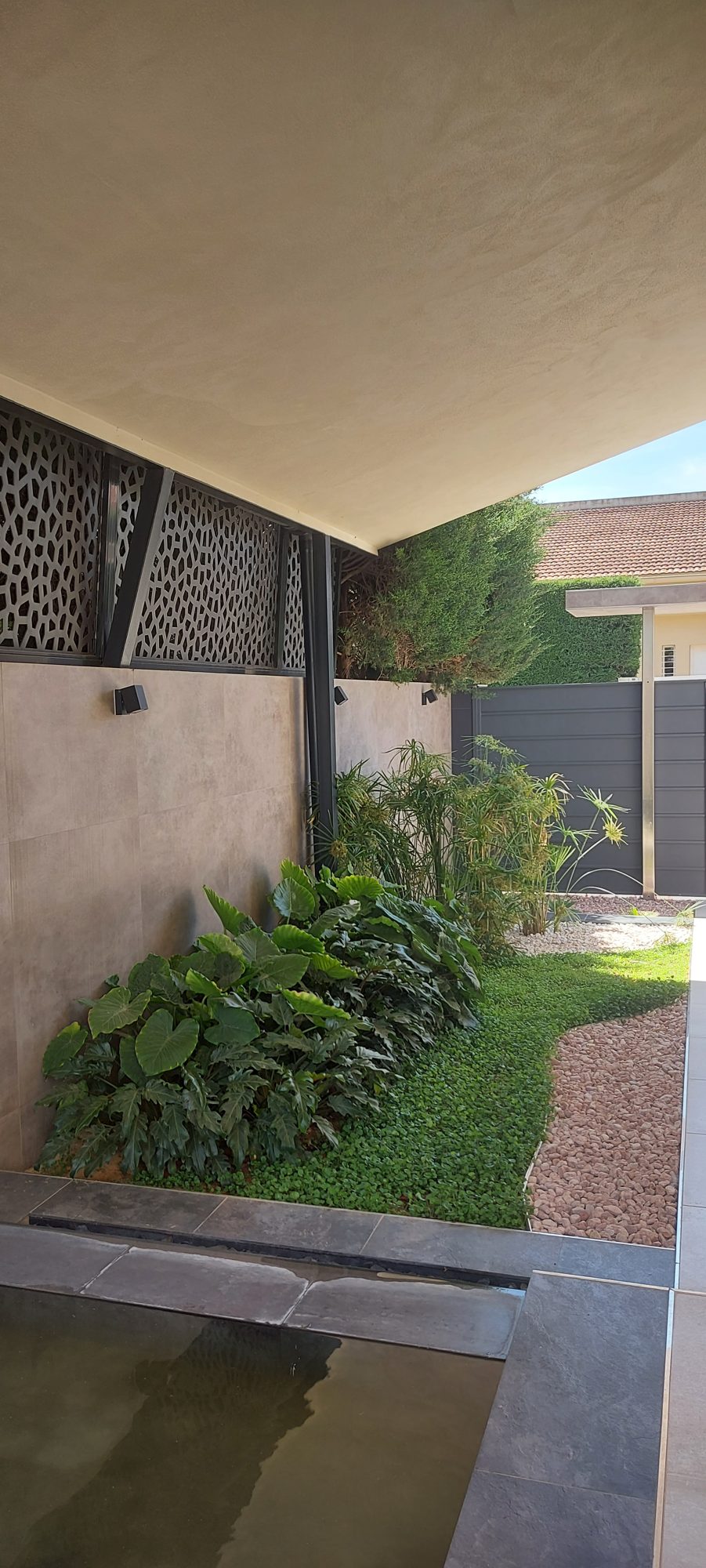 Jardín privado de carácter naturalista en el Aljarafe sevillano — Espartinas, Sevilla · fotografía 2