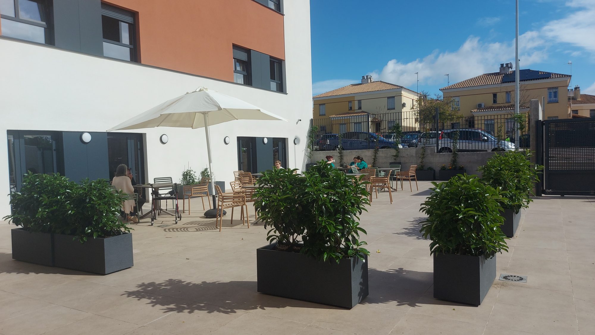 Jardín terapéutico Residencia Reifs — paisajismo de Verde Consciente en Sevilla (4)