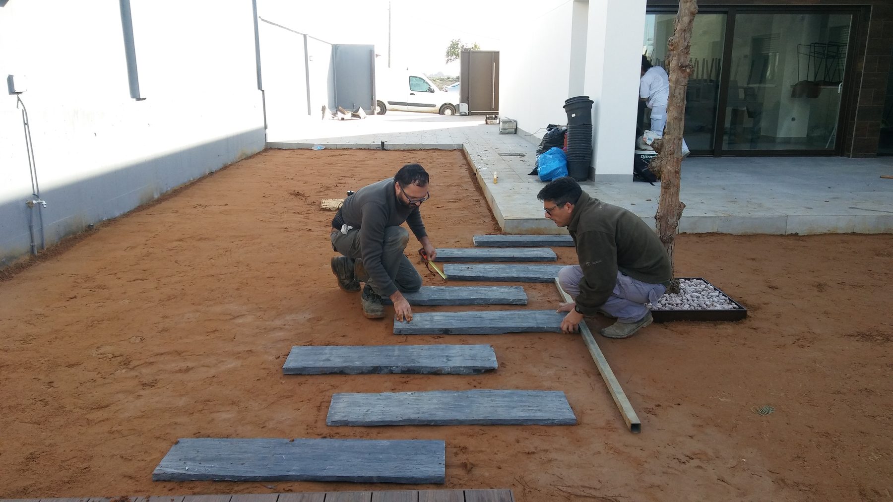 Trabajos de plantación durante la ejecución de un jardín