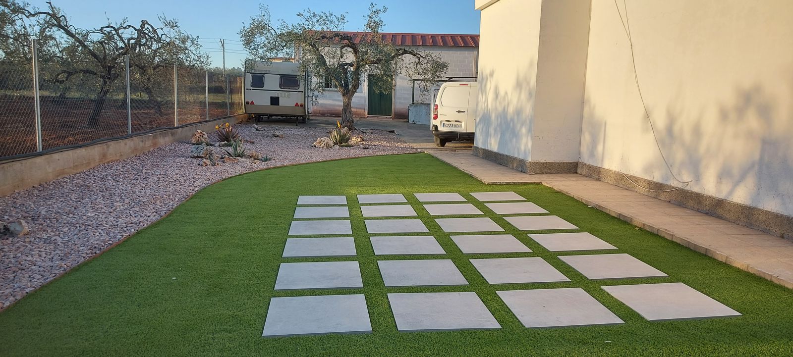 Jardín xerófilo entre olivos en Sanlúcar la Mayor — detalle 6