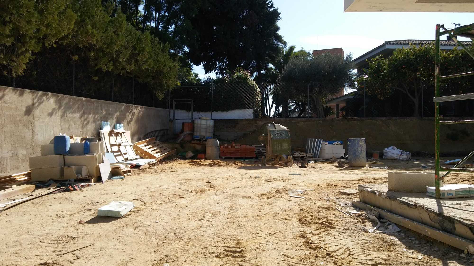 Jardín mediterráneo en Cantera Blanca — Camas, Sevilla · fotografía 1