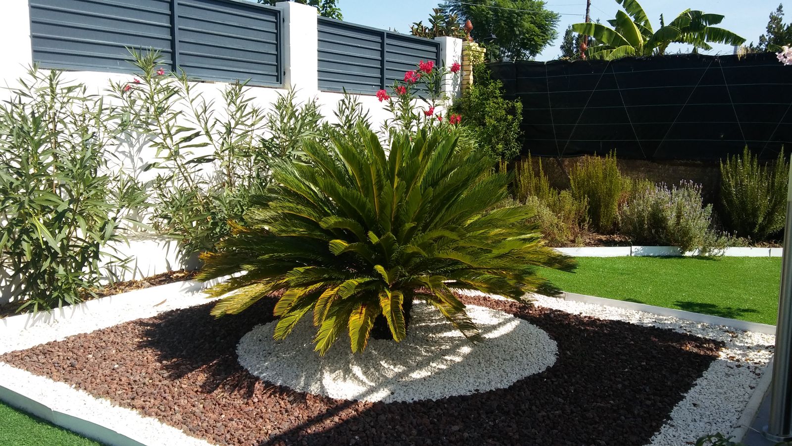 Jardín residencial en La Colina — detalle 3