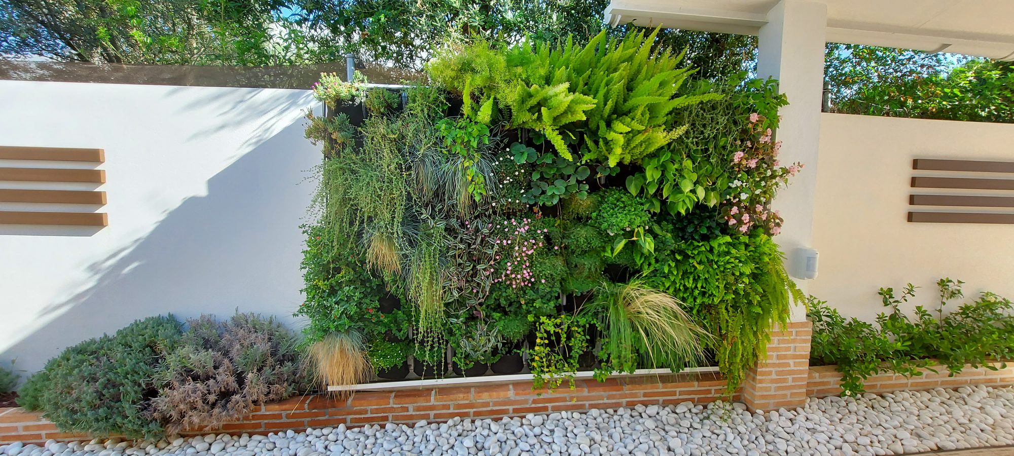 Jardín vertical en la Alquería de Almanzor · Espartinas, Sevilla (imagen 1)