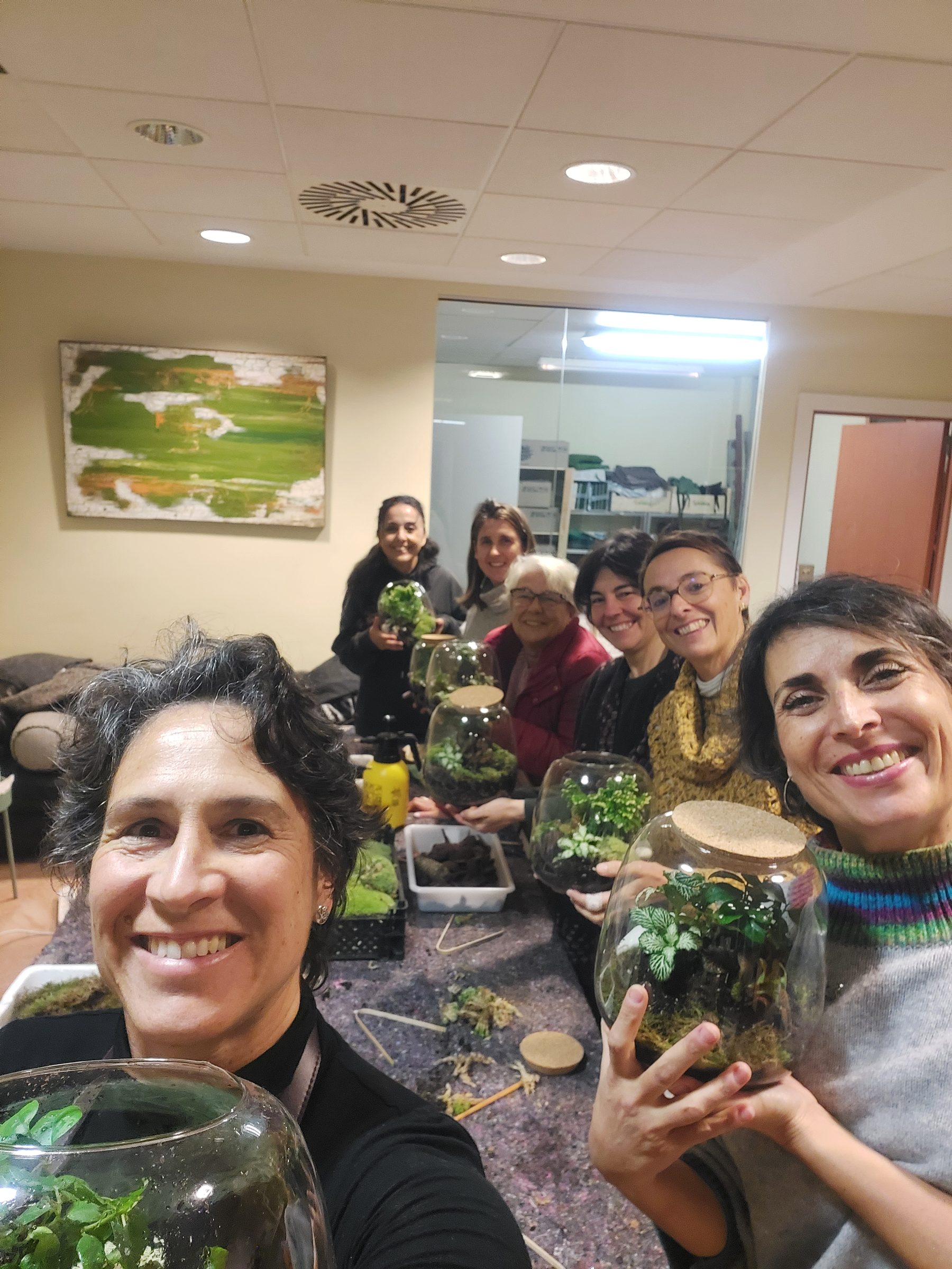 Mesa de trabajo preparada para un taller en Espacio Verde Consciente