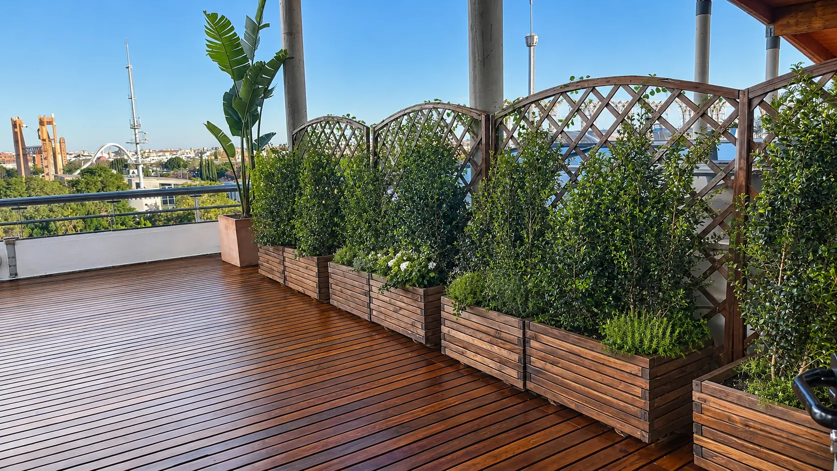 Terraza ajardinada con jardineras de madera y vegetación mediterránea en Sevilla
