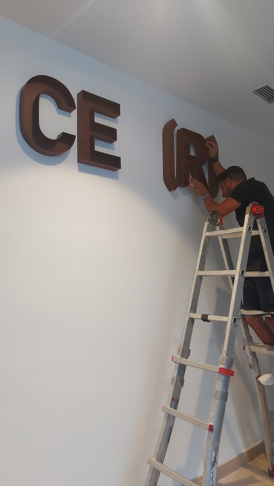 Vegetación e identidad corporativa en el CEAR de Guillena · Guillena, Sevilla (imagen 1)
