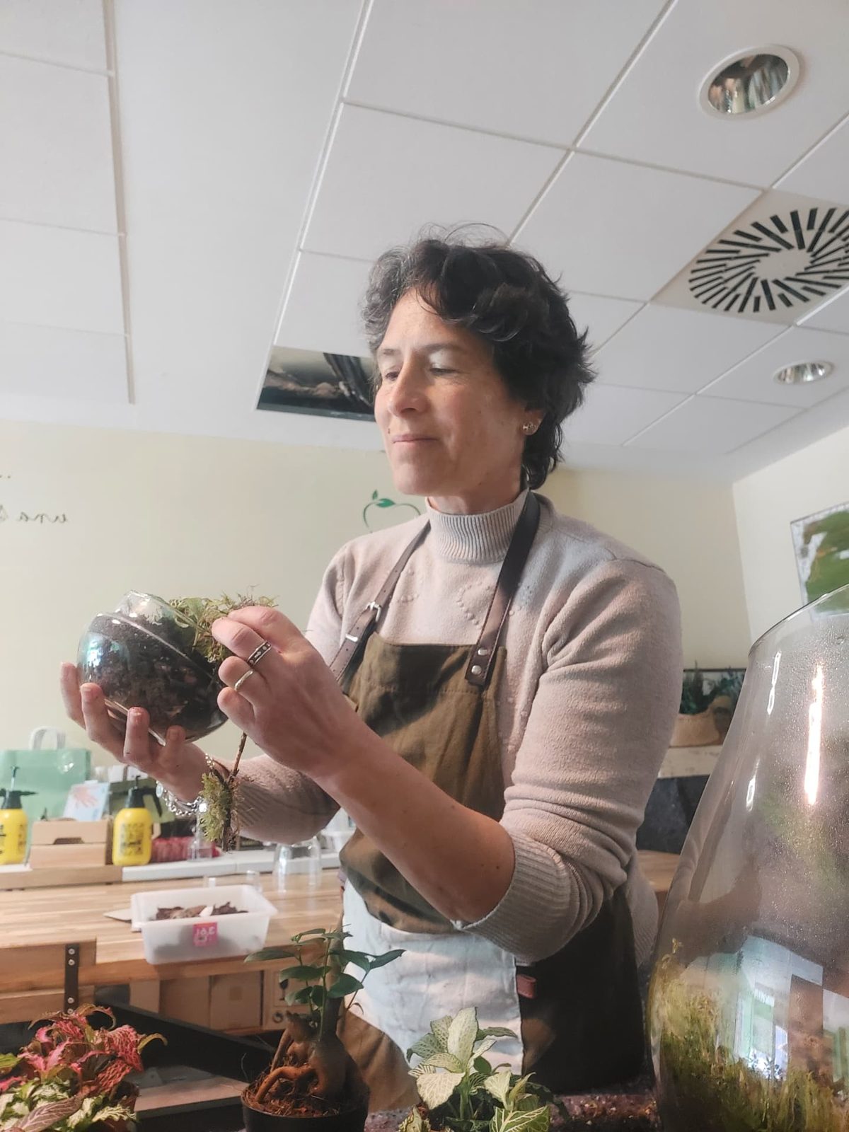 Sesión de taller botánico y formación en ecoarte con participantes trabajando con vegetación