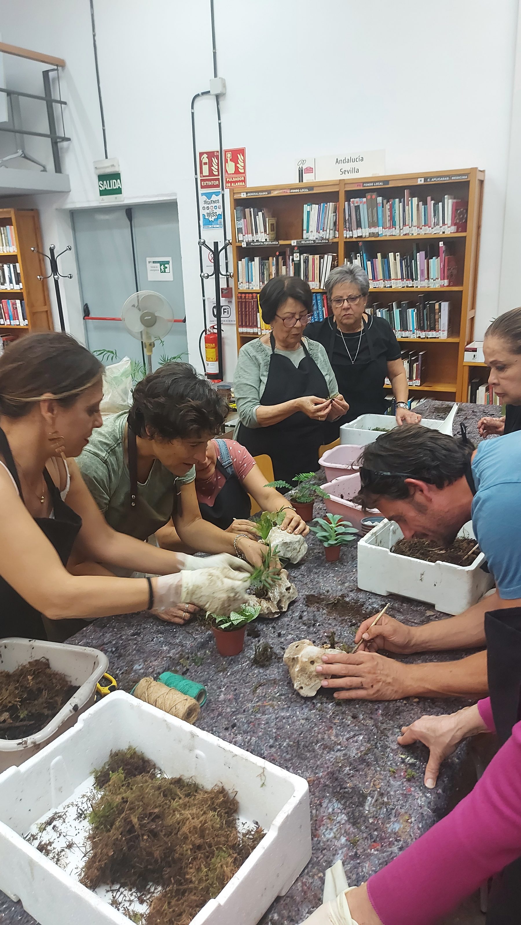 Materiales y piezas terminadas al final de un taller de ecoarte