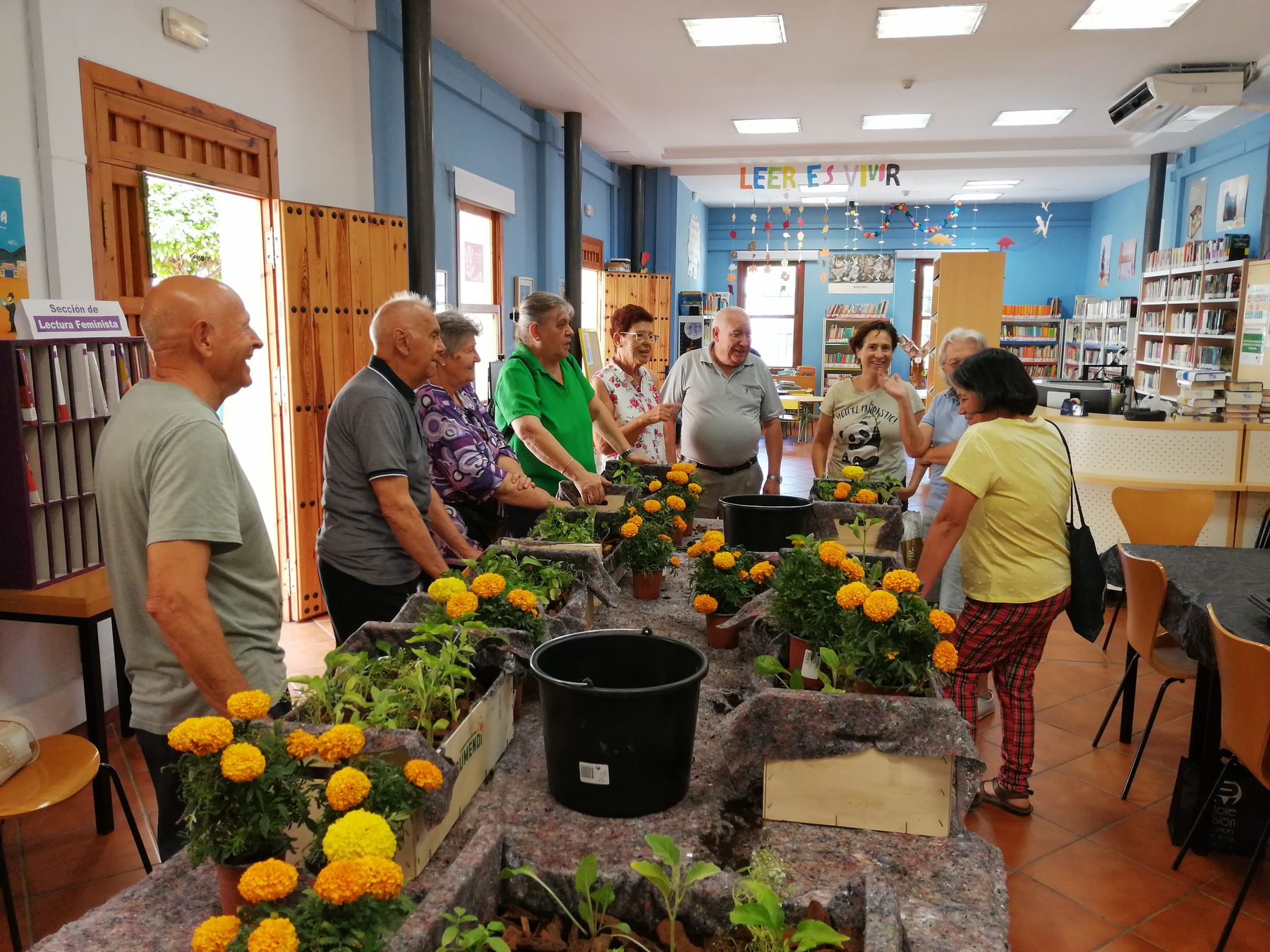 Participantes elaborando piezas vegetales durante un taller