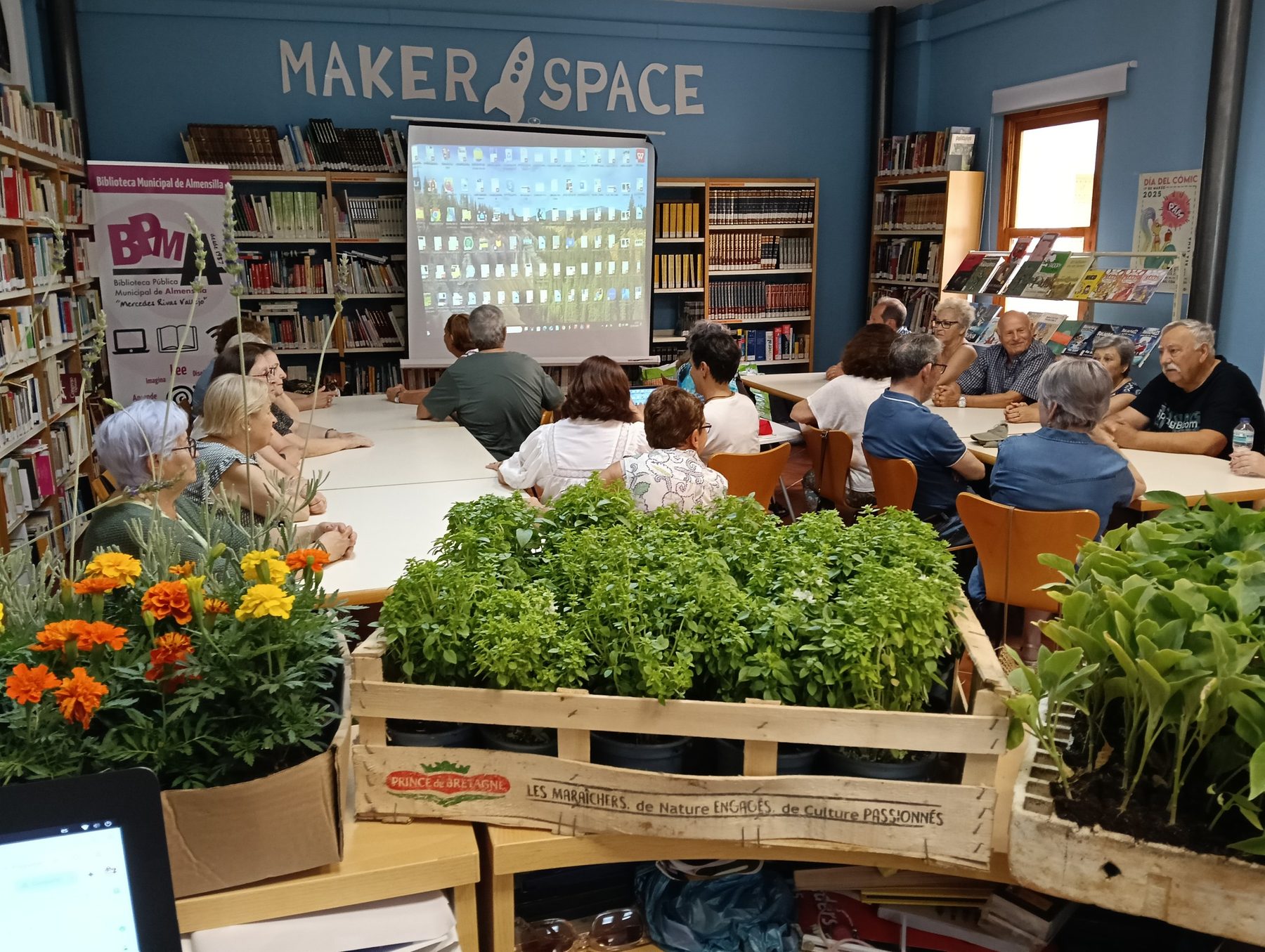 Taller botánico con un grupo trabajando con materia vegetal