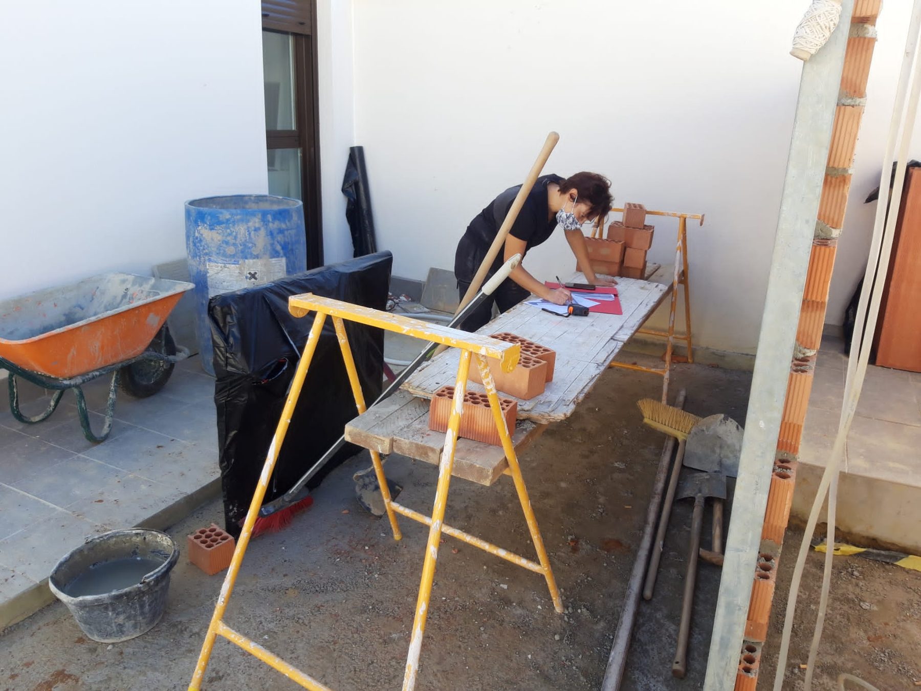 Instalación de riego y acabados en obra de paisajismo