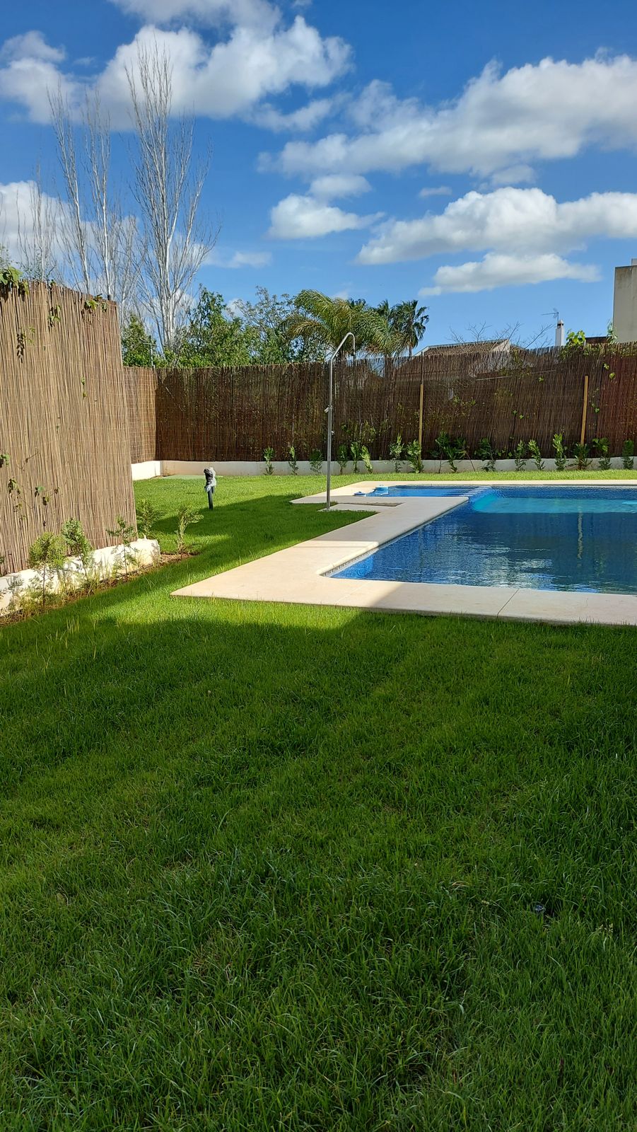 Jardín familiar con plantación naturalista en Espartinas