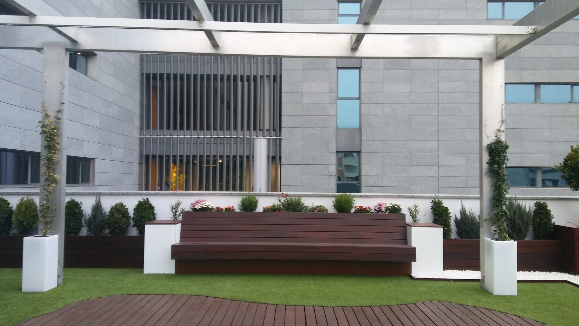 Oficinas ODF Insur — paisajismo de Verde Consciente en Sevilla (3)