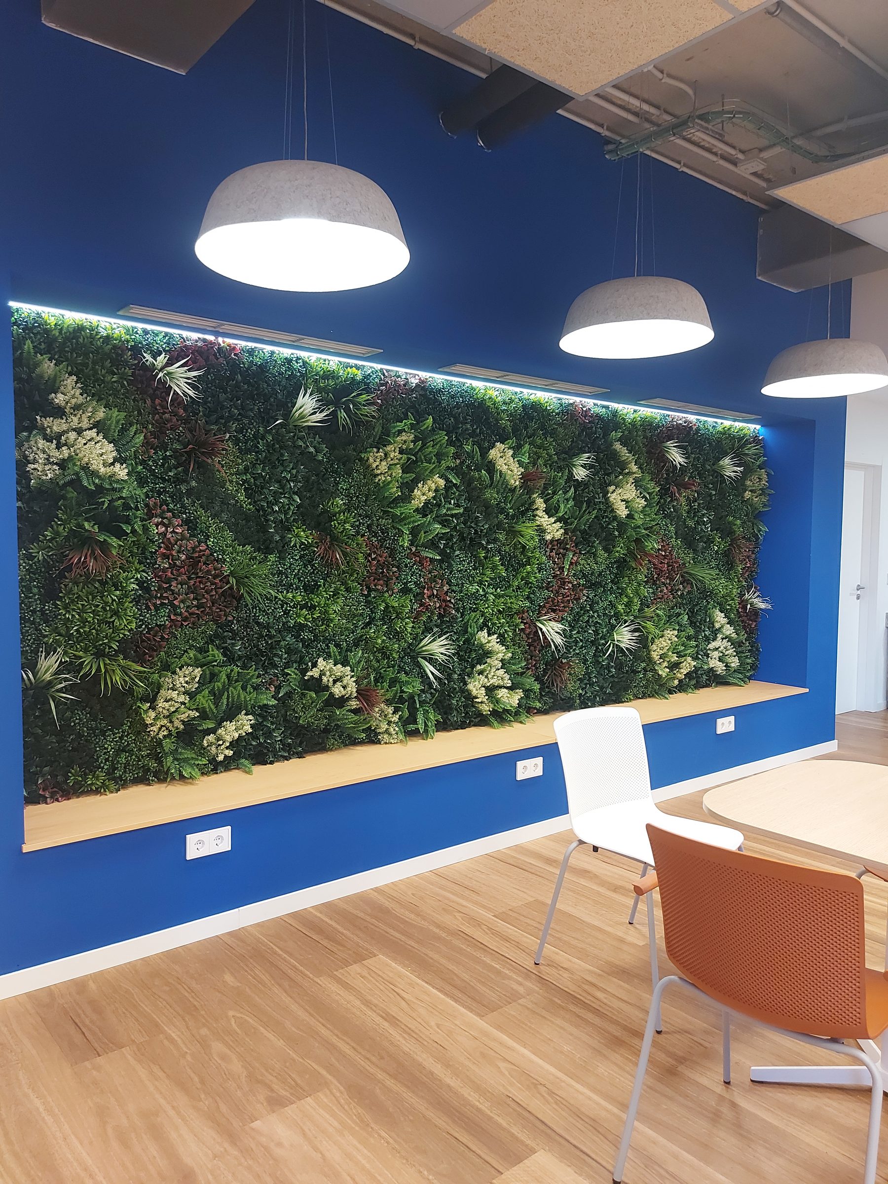 Solución vegetal en altura integrada en un espacio interior