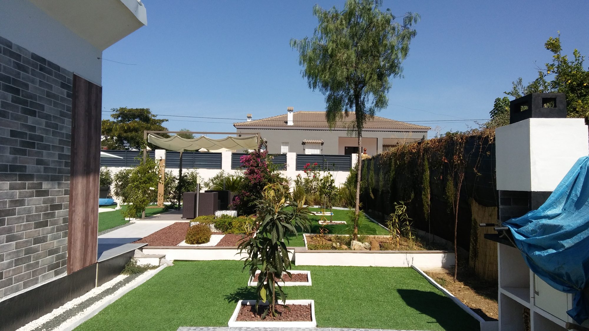 Jardín residencial en La Colina — Castilblanco de los Arroyos, Sevilla · fotografía 2